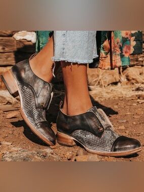 Freebird Women’s Shoes Animal Print FB
Mabel Oxford Shoes Size 9